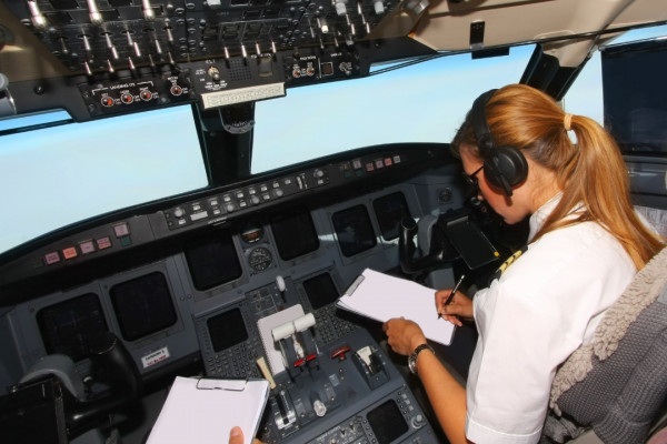yolcu uçağı kokpitinde oturan kadın pilot
