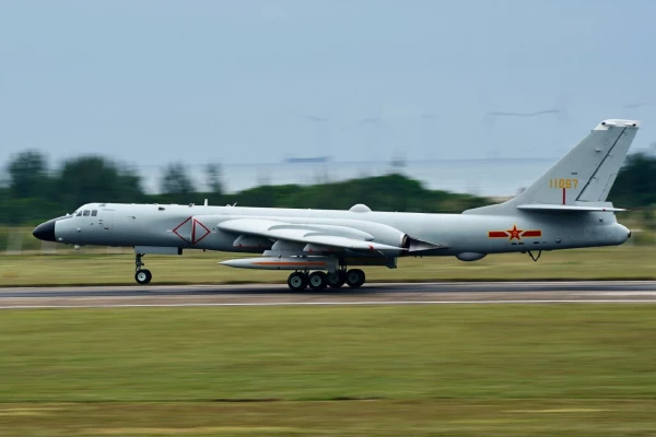 Çin Bombardıman Uçakları Üzerinde Balistik Füze Görüntülendi